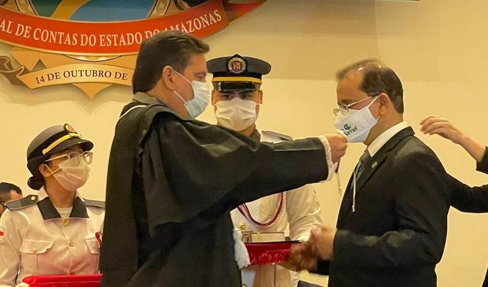Presidente da Samel homenagem no TCE-AM