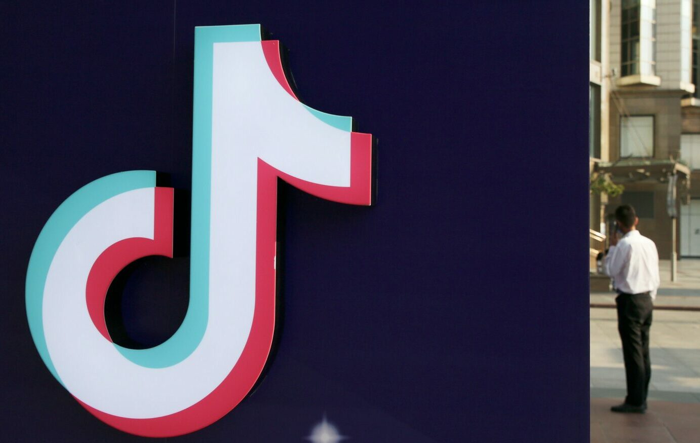 TikTok é denunciado no Brasil por exploração de colaboradores