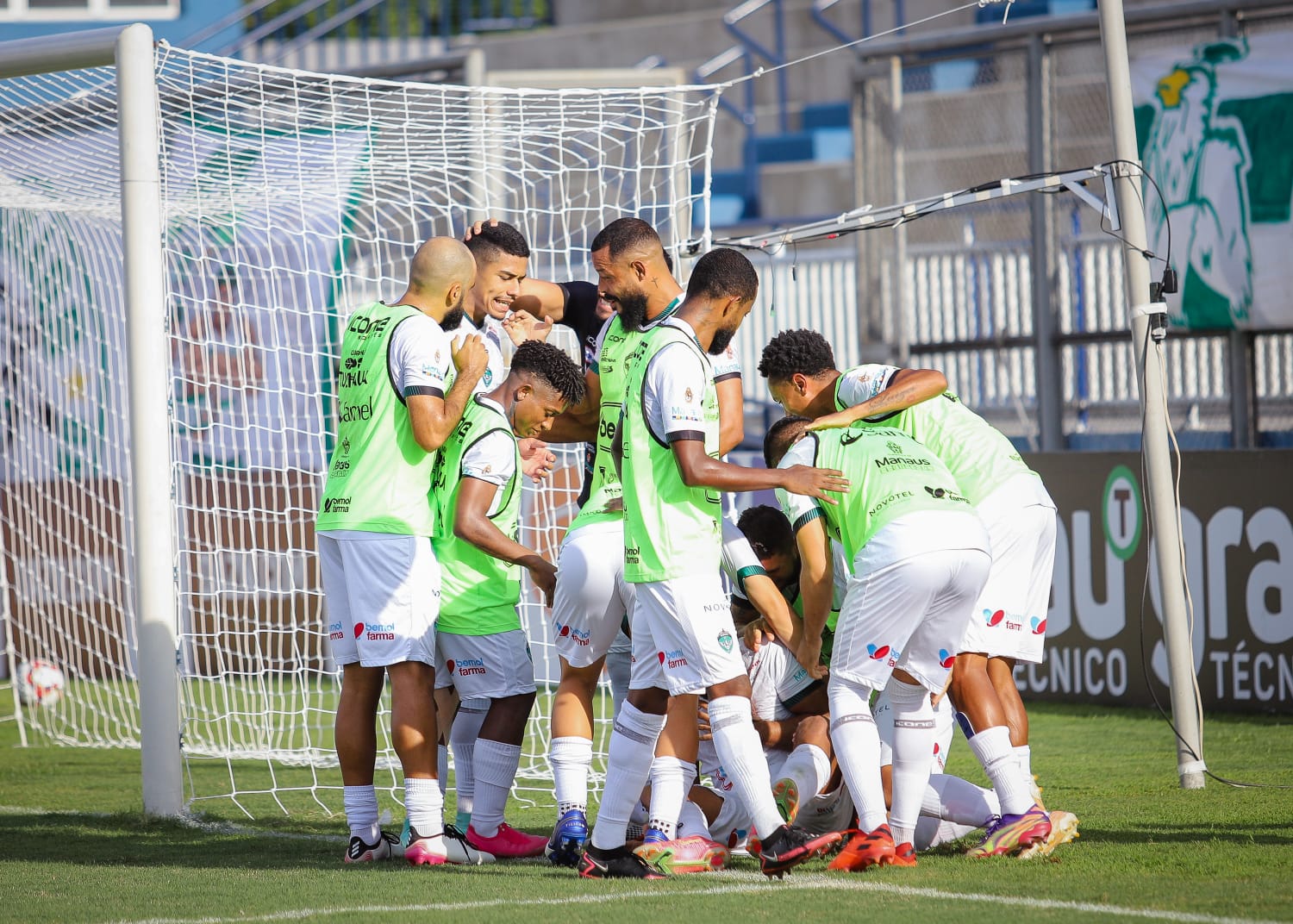Na comemoração da vitória, torcida do Manaus FC grita nome do prefeito