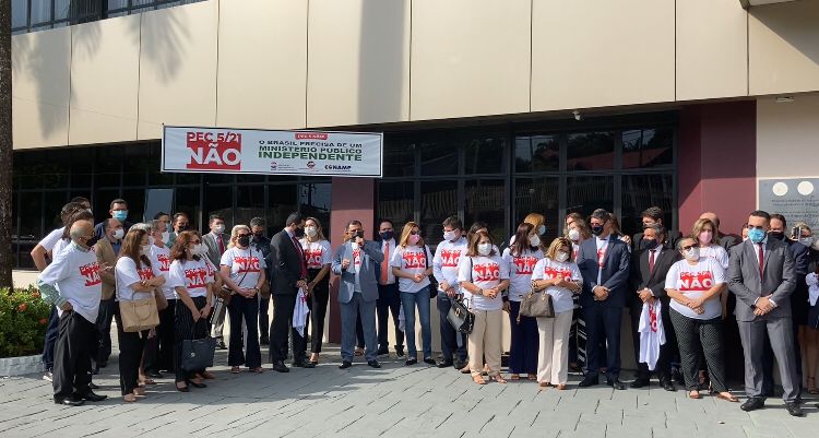 Membros do MP-AM protestam contra PEC 5 em ato em Manaus
