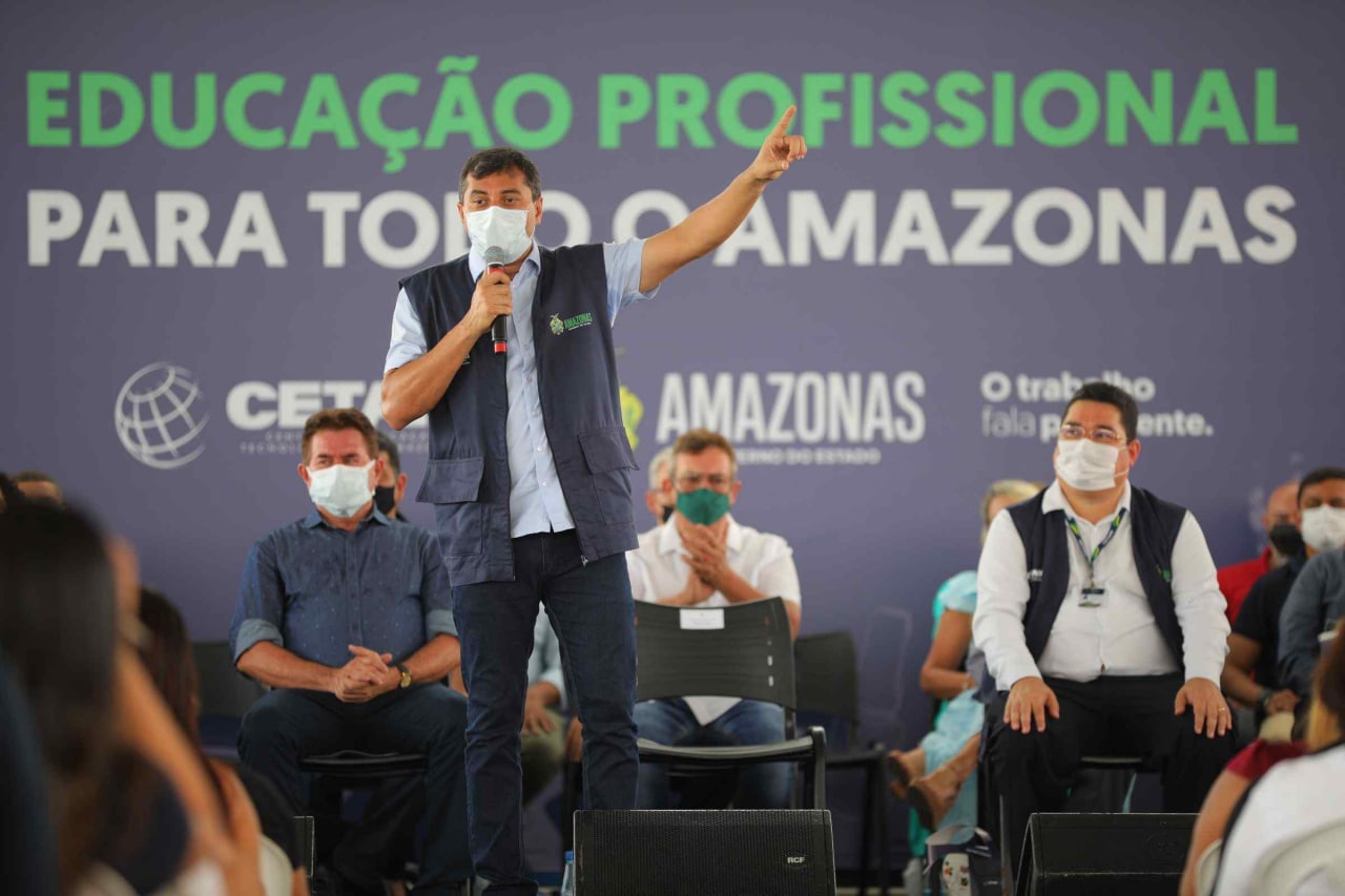 Governador discursa em inauguração de escola do cetam