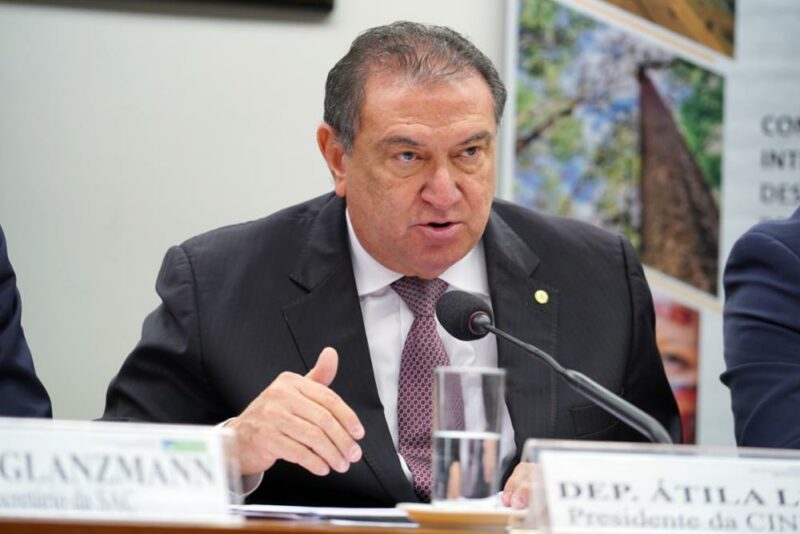 Deputado do AM protesta por EUA deportarem brasileiros com algemas