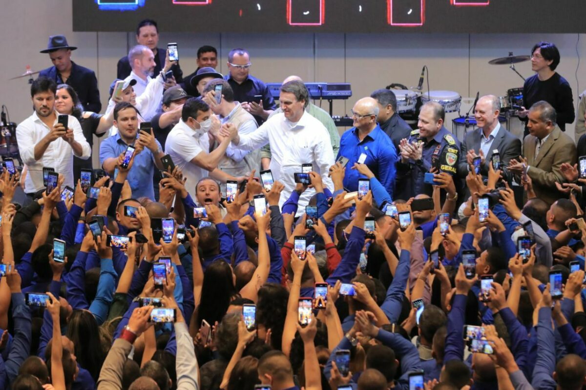 Wilson leva Bolsonaro para baile da PM, segmento mais fiel ao seu governo