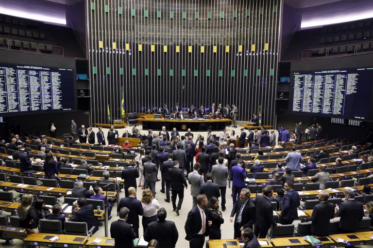 Bancada do AM vota em peso a favor do valor fixo do ICMS para combustível