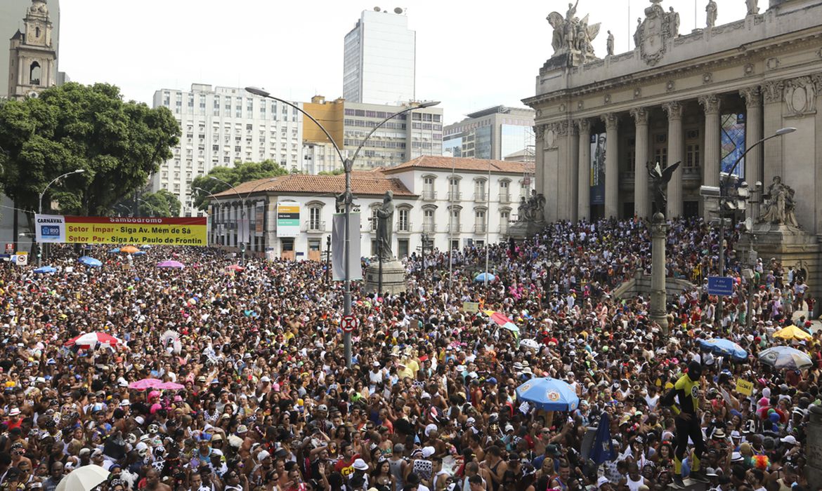 Cientistas estão preocupados com anúncio de Carnaval sem restrição