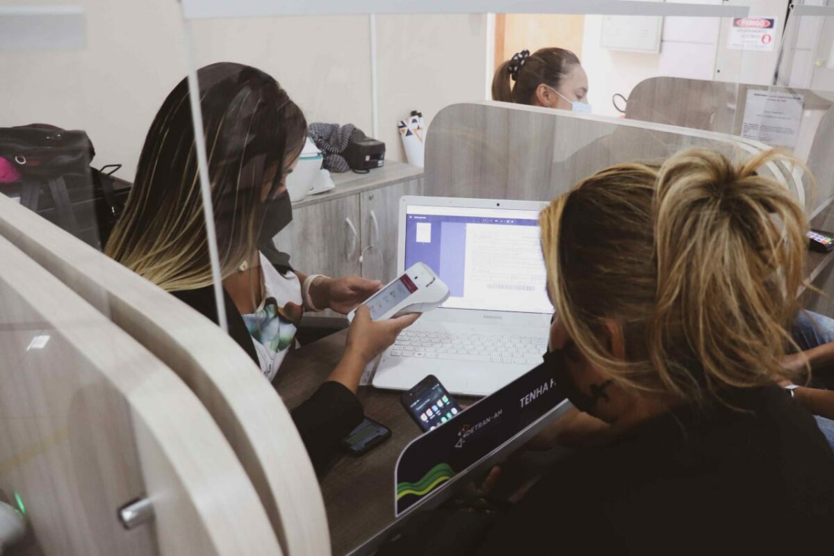 Detran-AM parcela dívida no cartão de crédito até durante blitz