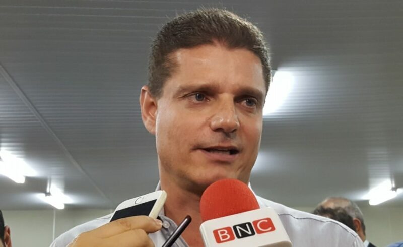 Rotta deixa DEM, se desvia de Amazonino e mantém-se no páreo a 2022