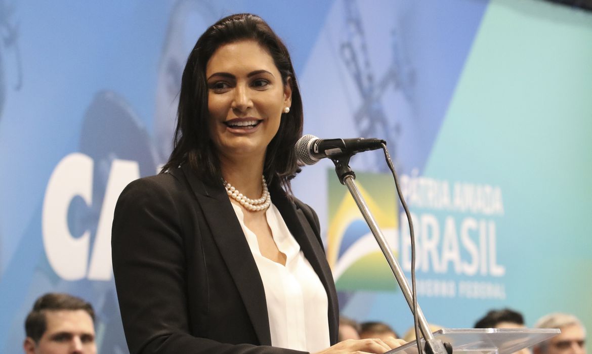 PL manda Michelle viajar o país já vendo Bolsonaro fora do jogo