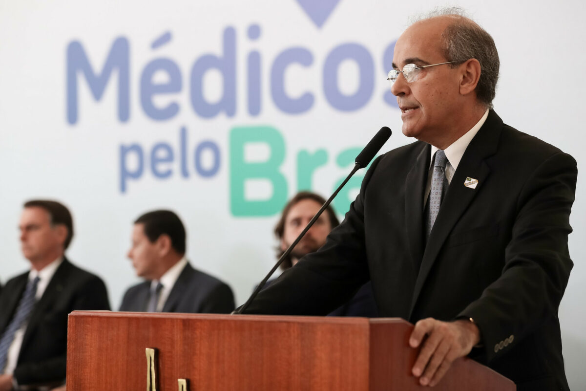 Presidente do CFM pede uso de cloroquina contra covid