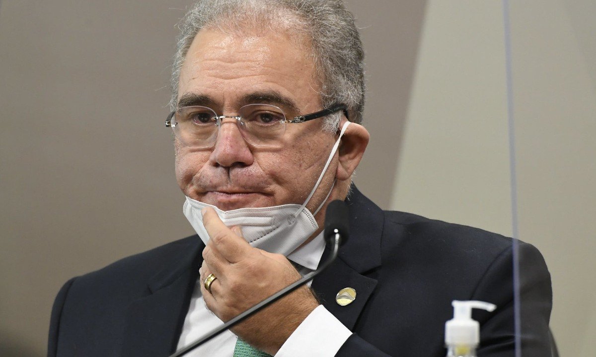 Ministro da Saúde desdenha da máscara no dia de 600 mil mortos da covid