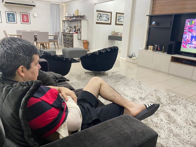 Vice da CPI da covid desloca ombro em inauguração de campo de futebol