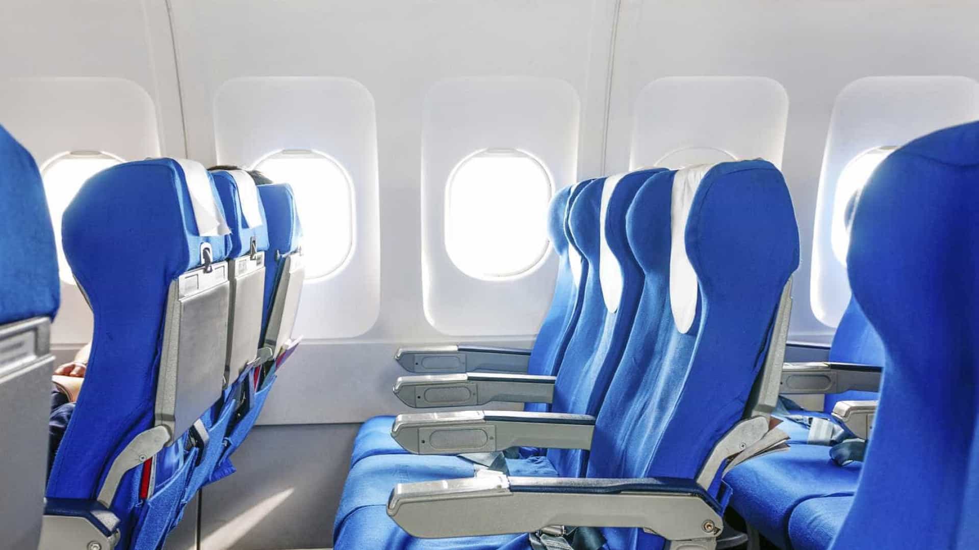 Homem morre em avião e só após necropsia se soube da covid