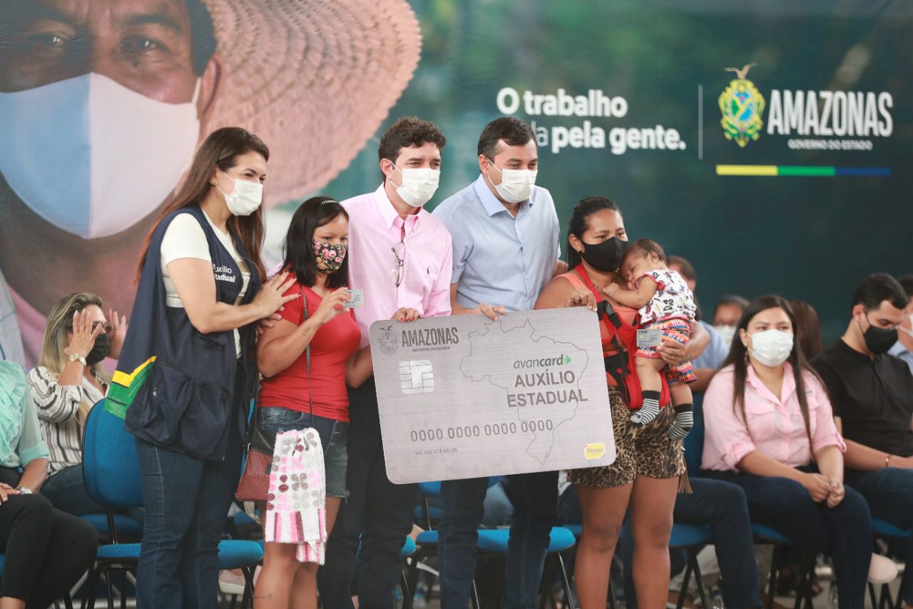 Wilson Lima entrega cartões de auxílio estadual permanente a moradores de Itacoatiara