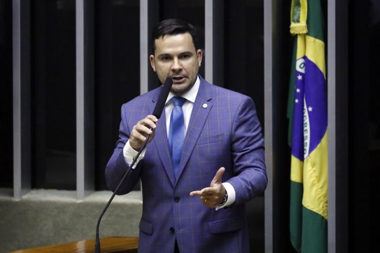 Alberto Neto articula votação do 14º de aposentados e pensionistas