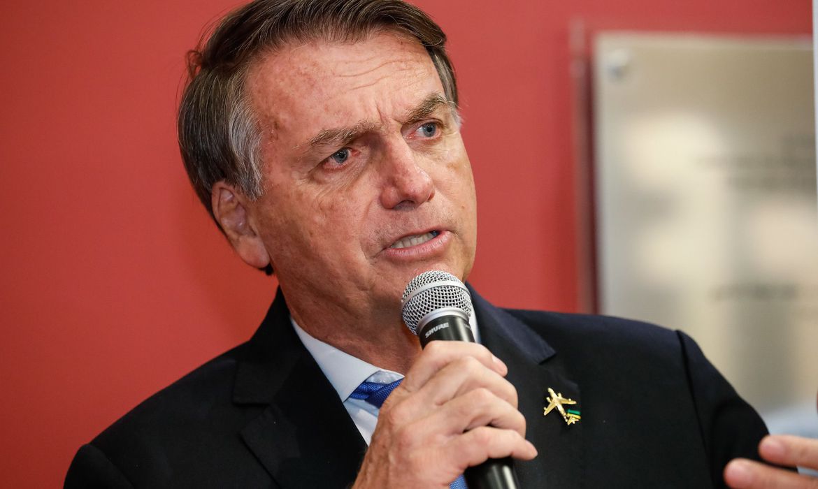 Bolsonaro diz que, por ser úmida, Amazônia não pega fogo