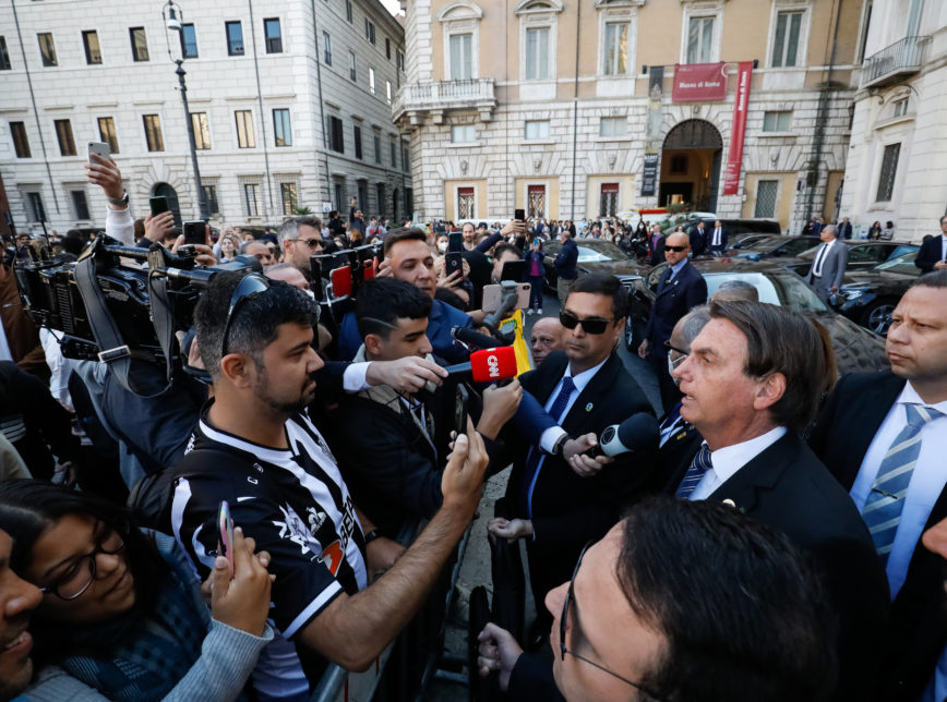 Bolsonaro mente sobre agressão à imprensa, diz Folha