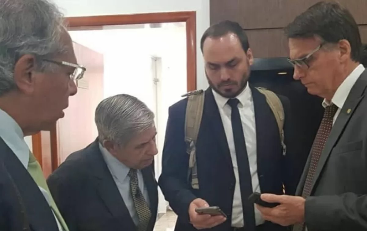 Indiciado na CPI, C. Bolsonaro faz notícia-crime contra Aziz e Calheiros