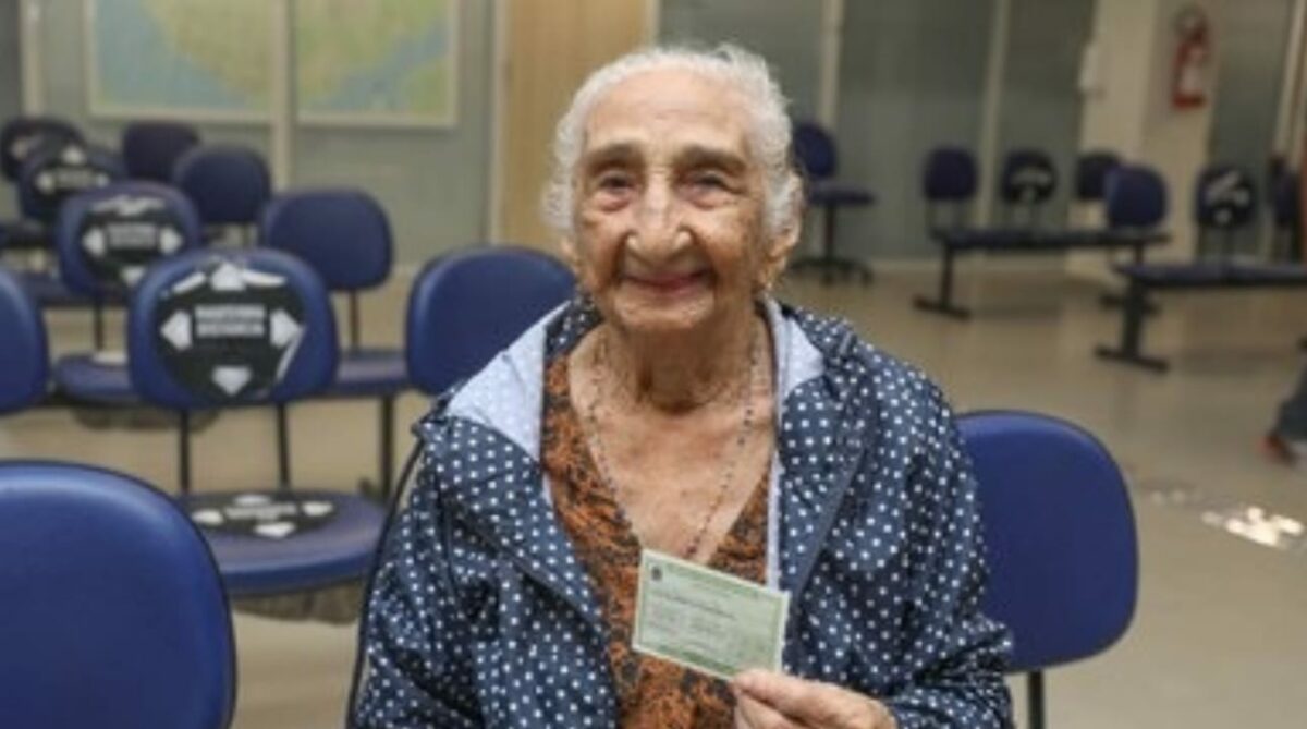 No Amazonas, eleitora de 115 anos regulariza título para votar em 2022