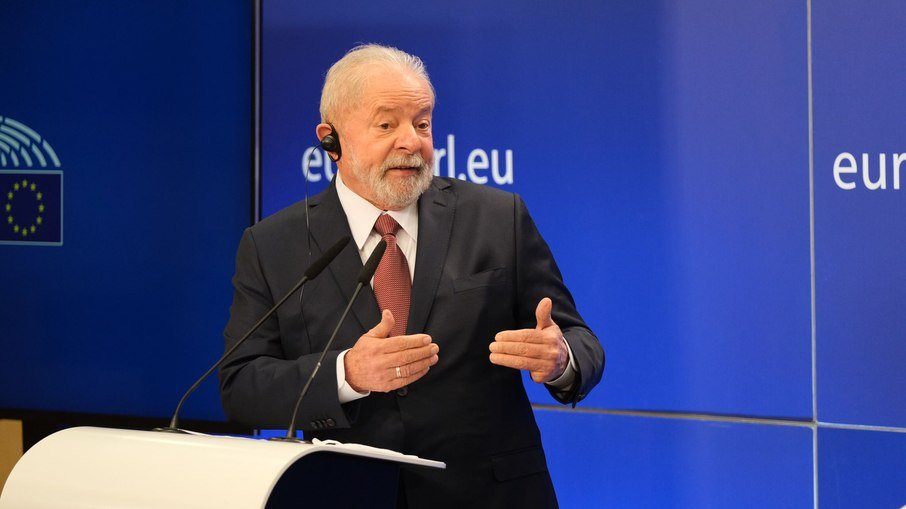 Lula diz que Bolsonaro não pensa e não tem ideia, comparando-o a Trump