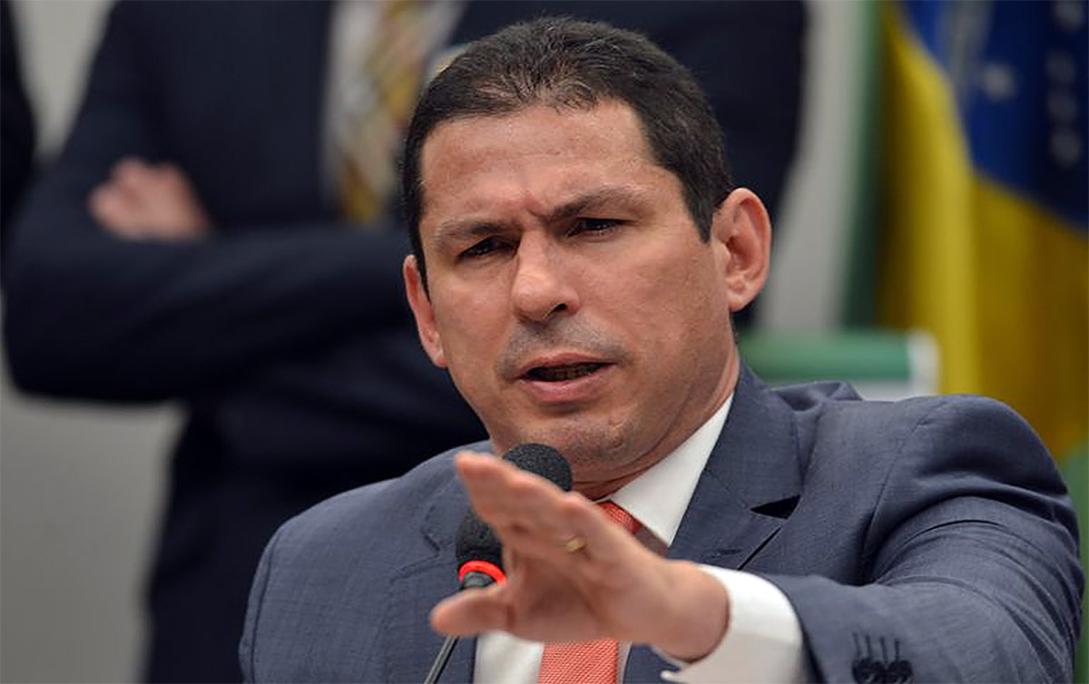 Marcelo volta do exterior ainda mais convicto: quer distância de Bolsonaro