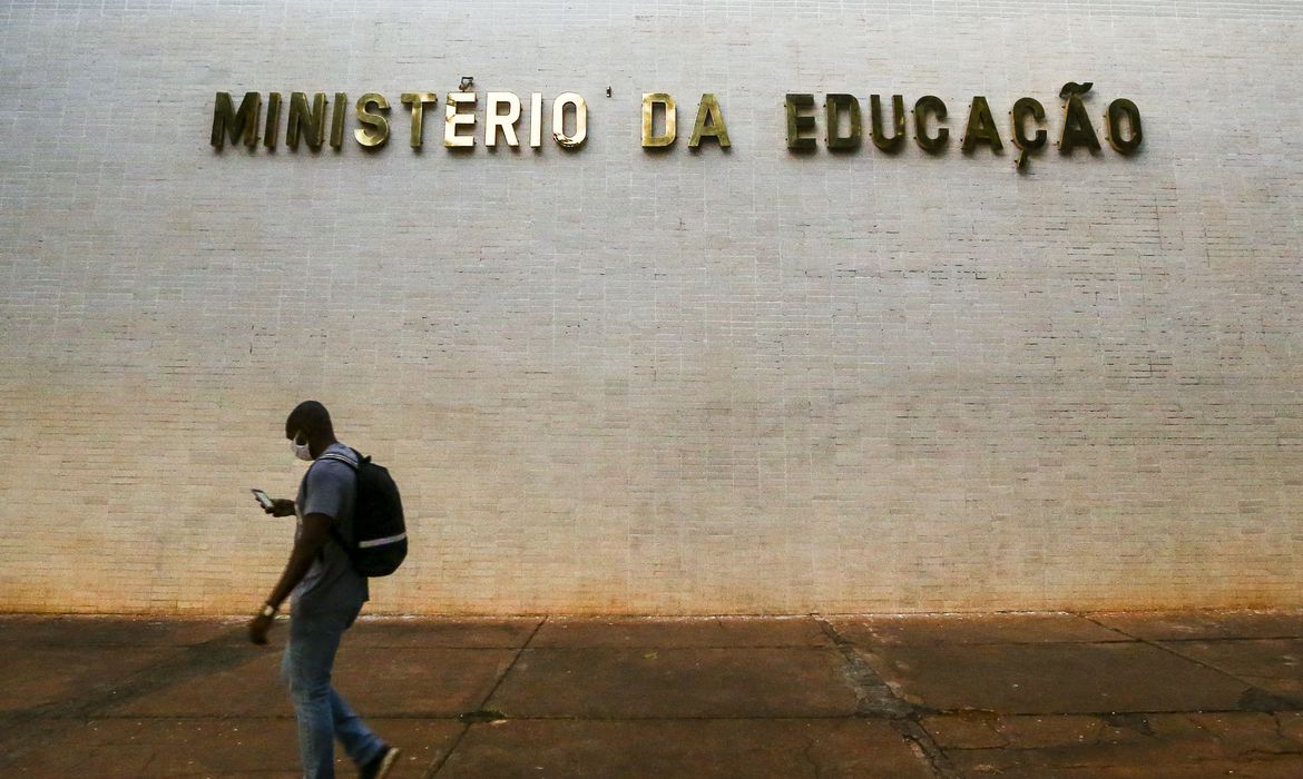 Bolsonaro transforma MEC numa espécie de gabinete do ódio, diz IstoÉ