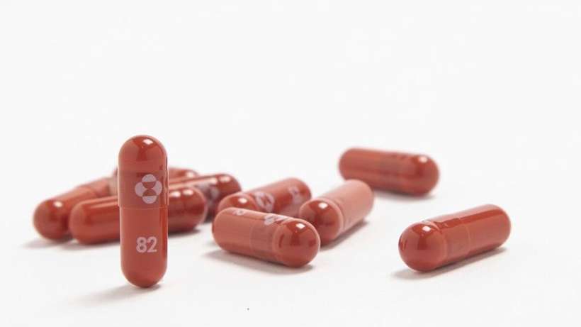 Autorizado no Reino Unido primeiro remédio anticovid no mundo