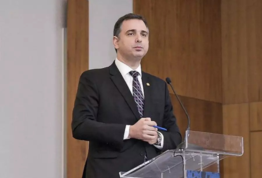 Pacheco defende democracia e pede vigilância a "arroubos de retrocesso"