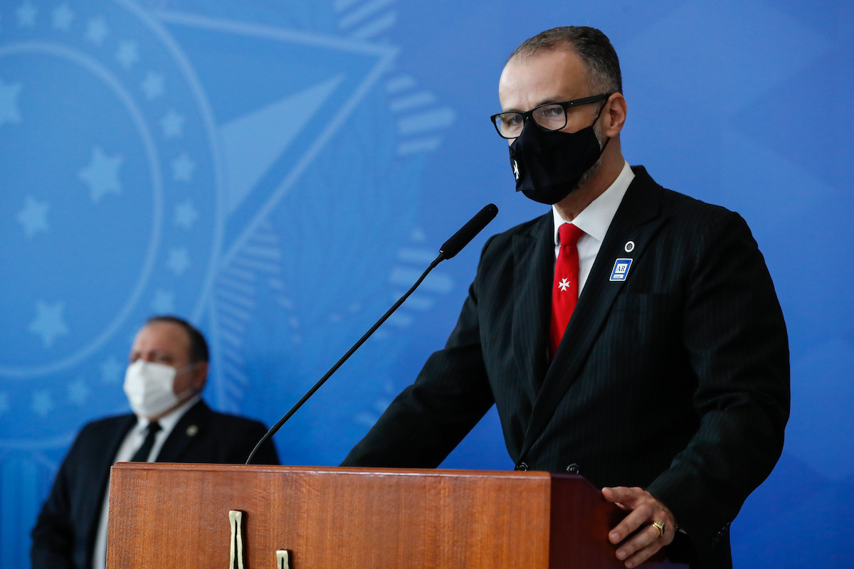 Omar Aziz defende Barra Torres, único militar do governo que peita Bolsonaro