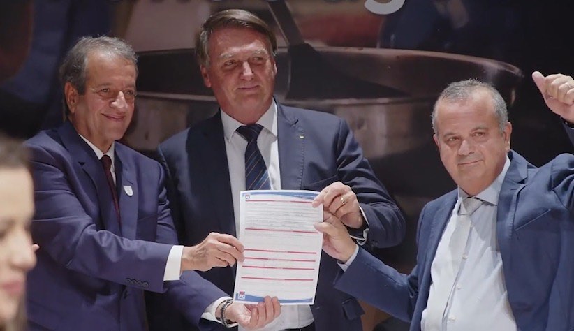 Bolsonaro no PL, assinando a ficha partidária