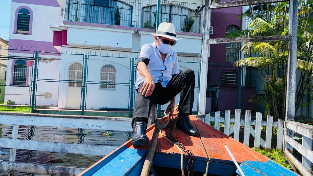 Erasmo Amazonas mostra a cota rio Negro