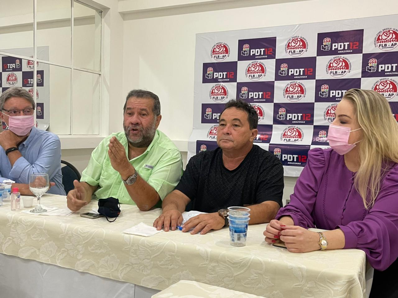Luiz Castro Lupi Stones e Carol Braz, em reunião do PDT