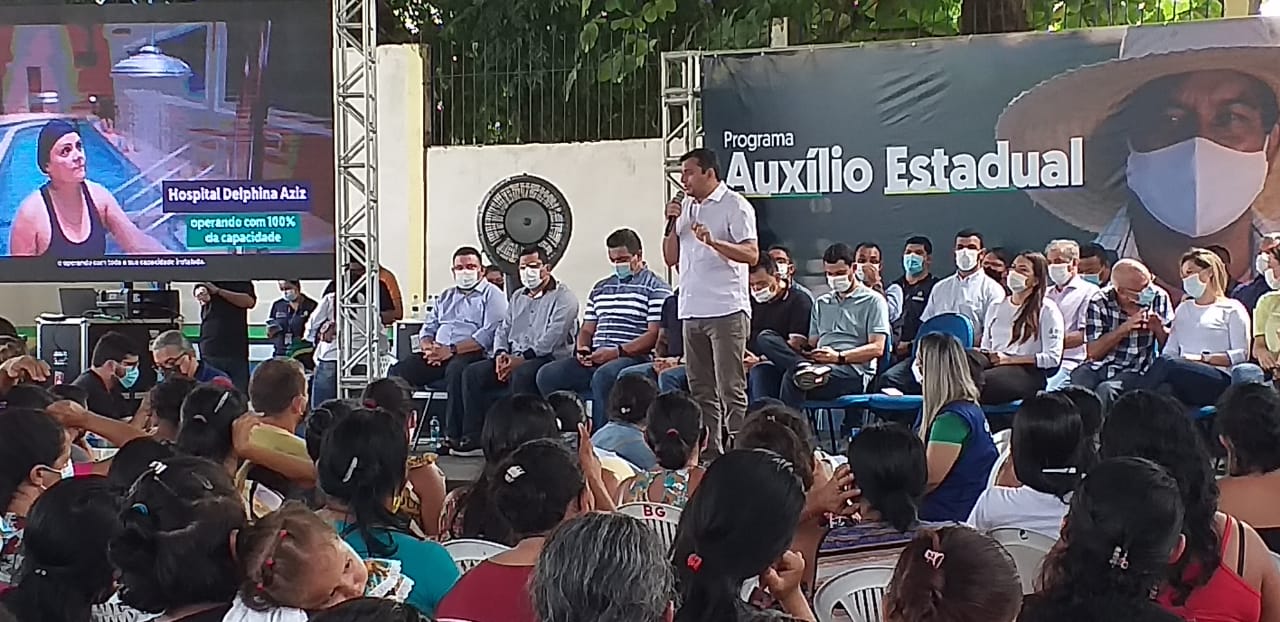 Governador entrega 10 mil cartões do Auxílio Estadual em Manacapuru