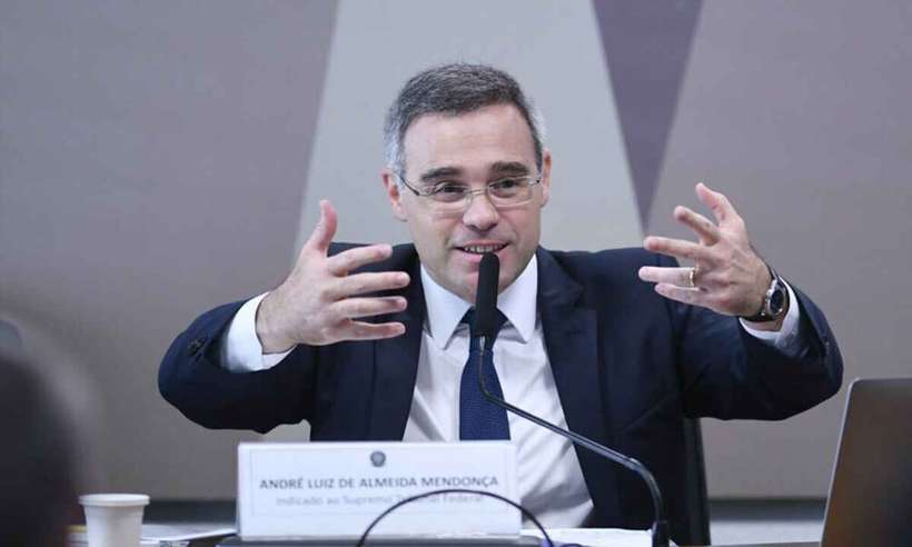 Mendonça renega Bolsonaro e descarta uso da religião no STF