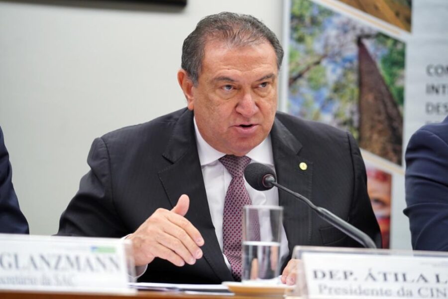 Deputado do AM protesta por EUA deportarem brasileiros com algemas