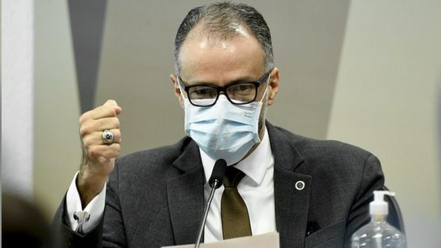 Barra Torres, da Anvisa, afronta Bolsonaro e já é alvo da hora