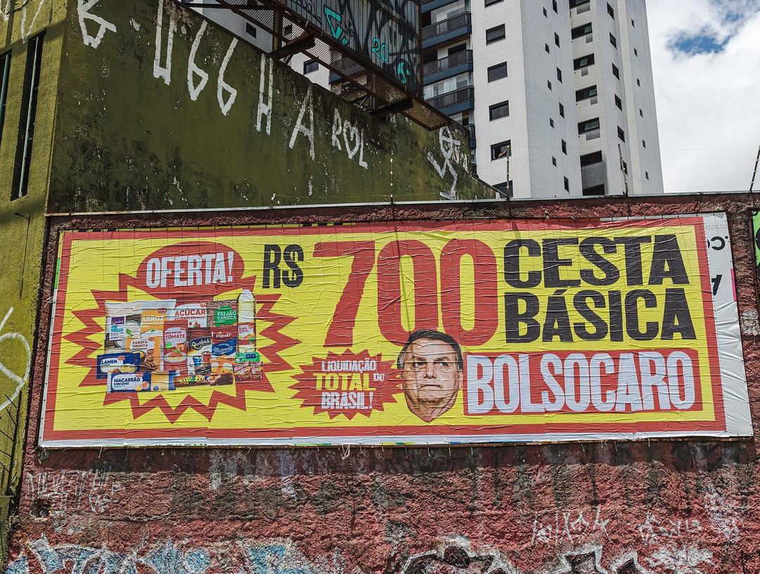 Placas chamam Bolsonaro de "bolsocaro" e "traidor"