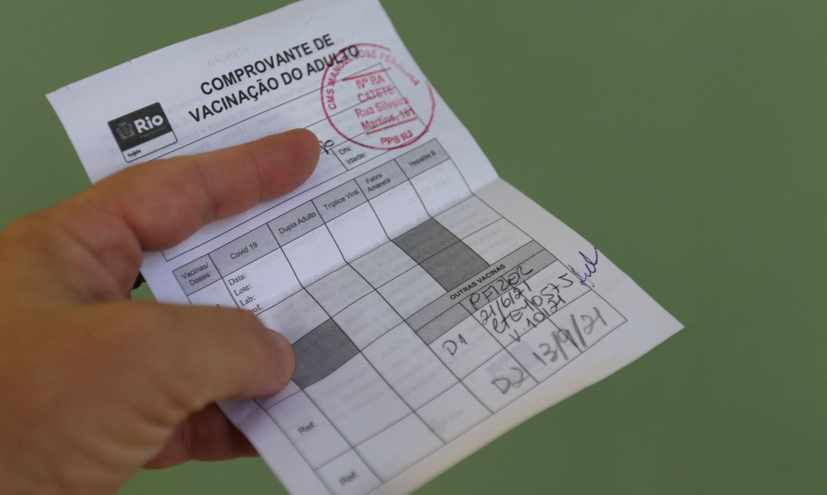 Um ano e meio depois, vacinação da covid no Brasil não chegou a 50%