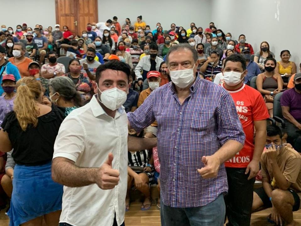 Tefeenses recebem 1.300 cestas básicas em ação natalina de Átila Lins