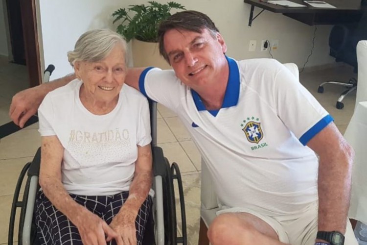 Mãe de Bolsonaro morre aos 94 anos em Registro
