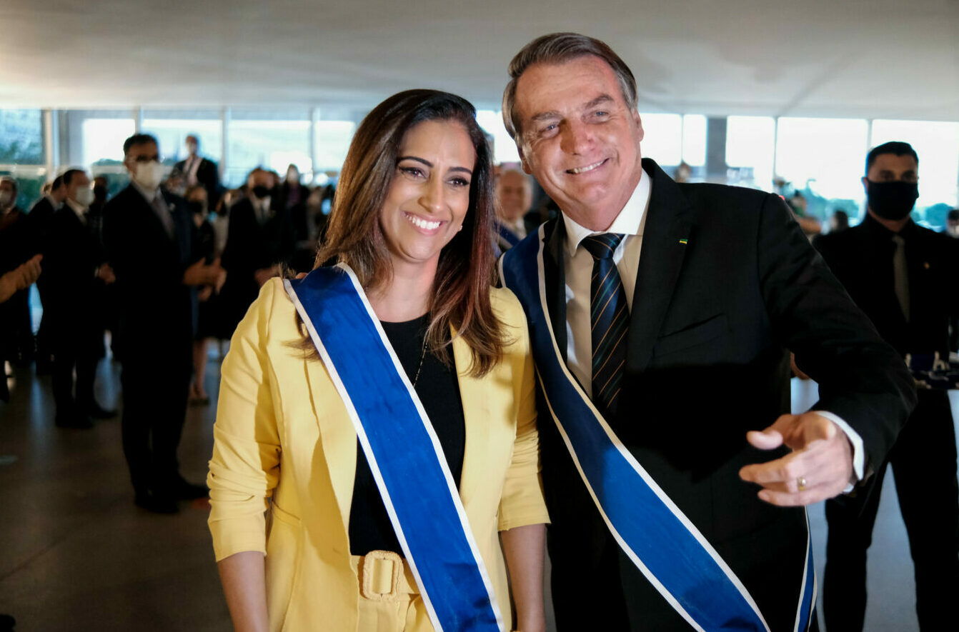 Pressionada pela base de Bolsonaro, ministra pede licença do cargo