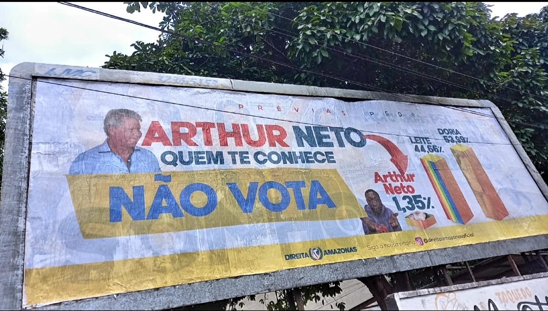 Arthur Neto alvo de ataques em outdoor