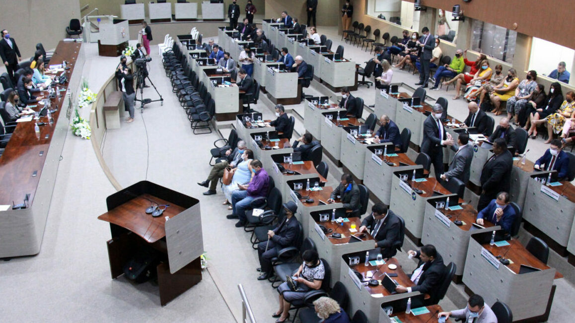 Vereadores tentam barrar na Justiça reajuste do cotão aprovado na CMM