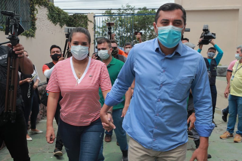 Primeira-dama do Amazonas está com covid, governador testa negativo