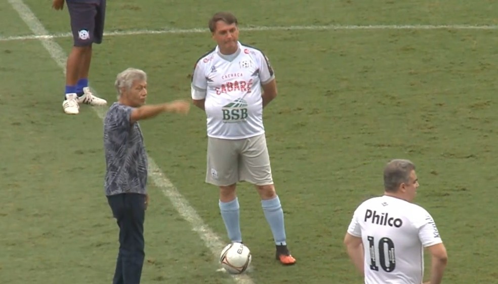 Na volta ao 'trabalho', Bolsonaro vai ver futebol de sertanejos