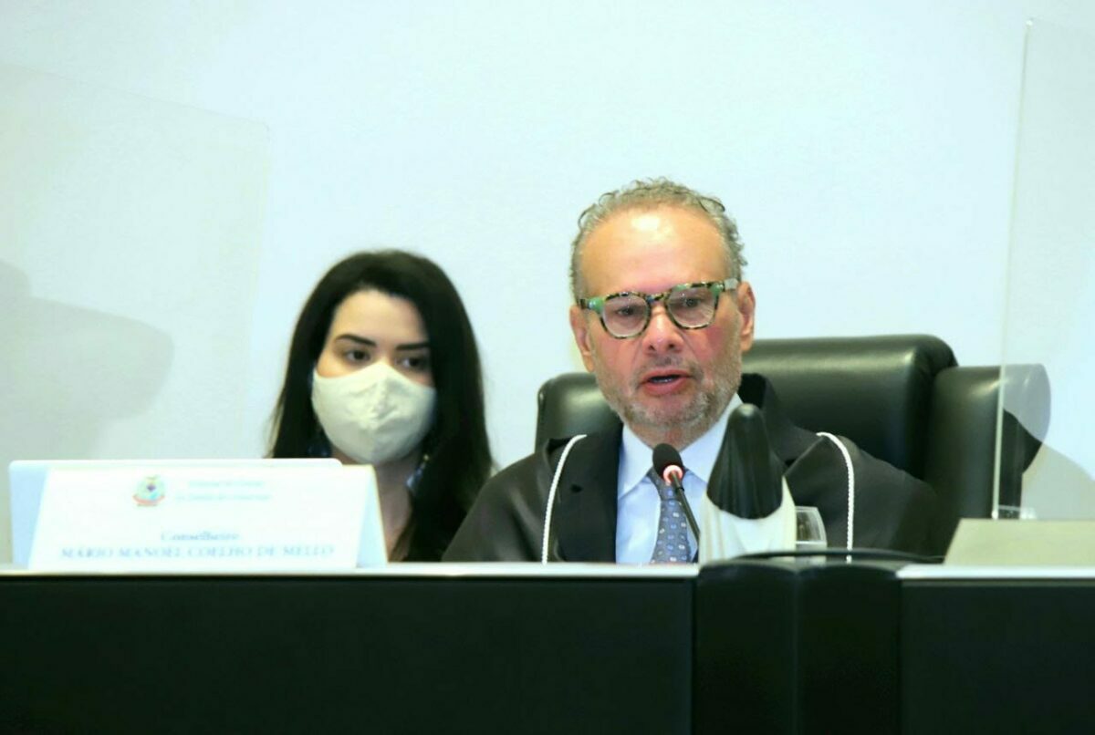 TCE-AM suspende licitação da Semed para aluguel de ônibus