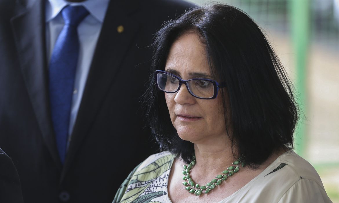 Ministra Damares Alves testa positivo para covid-19