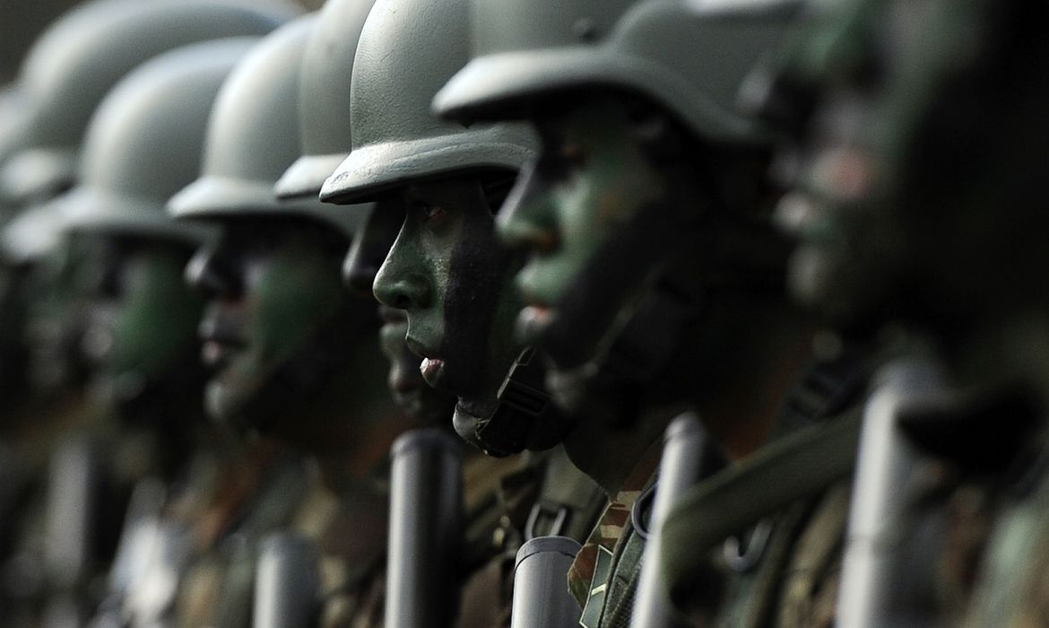 Exército determina que militares se vacinem e não divulguem fake news