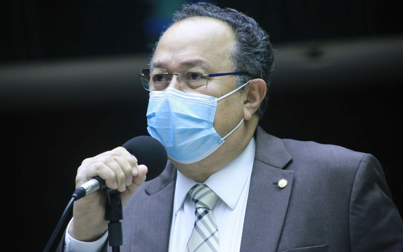 Bancada evangélica racha e sucessão ajustada por Silas Câmara balança