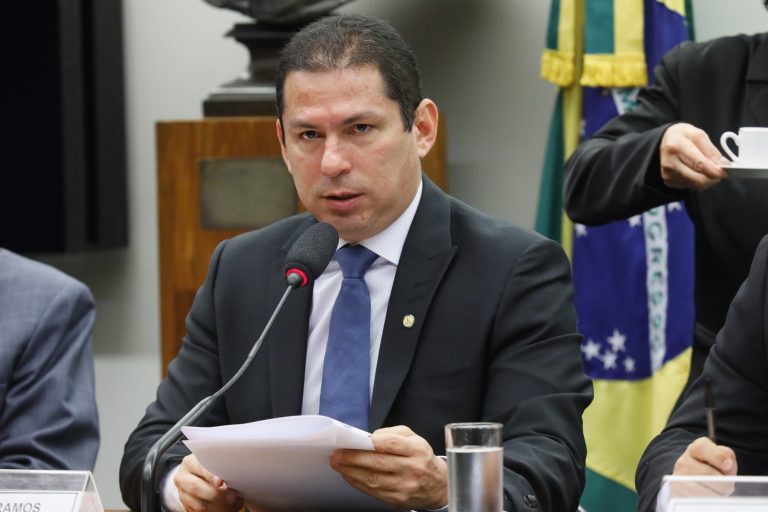Ramos vai ao Ministério Público contra demissões em massa no Dnit/AM