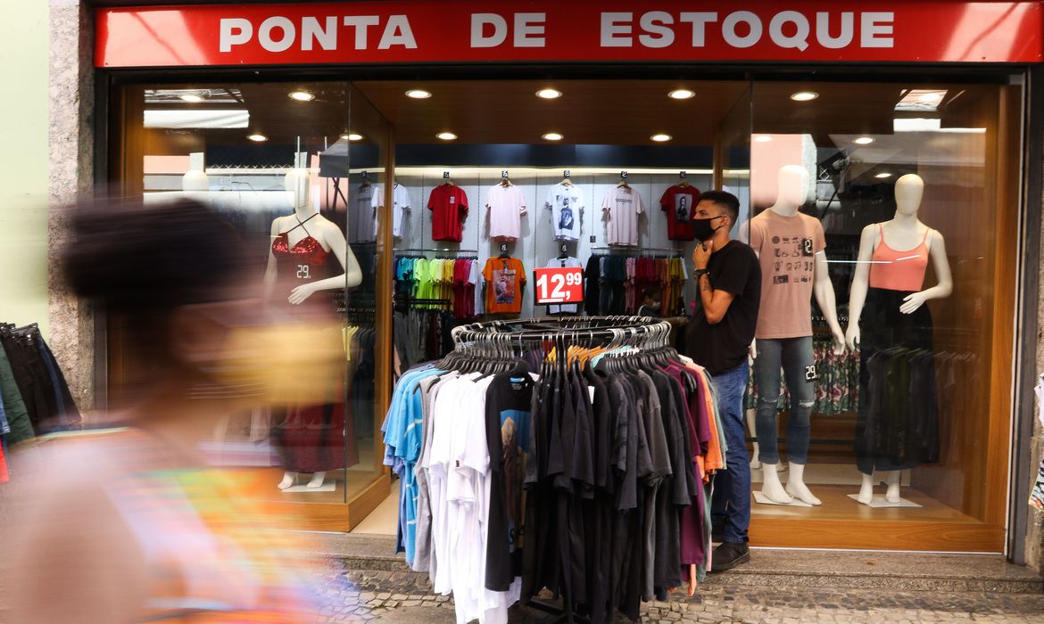 Como a ômicron traz novos prejuízos à economia do Brasil